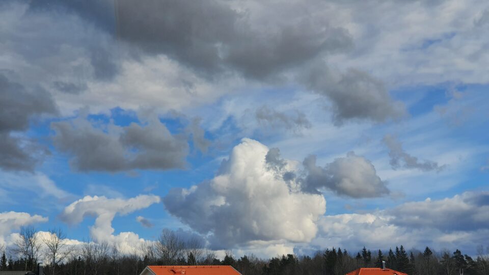Il cielo di primavera su Vikvägen